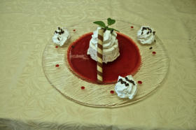 Le mini vacherin glacé maison sur coulis de fruits rouges 